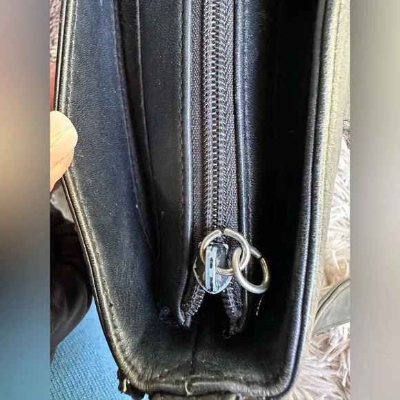 Etienne Aigner Vintage 90’s Crossbody Soft Black Leather Bag - Picture 7 of 13